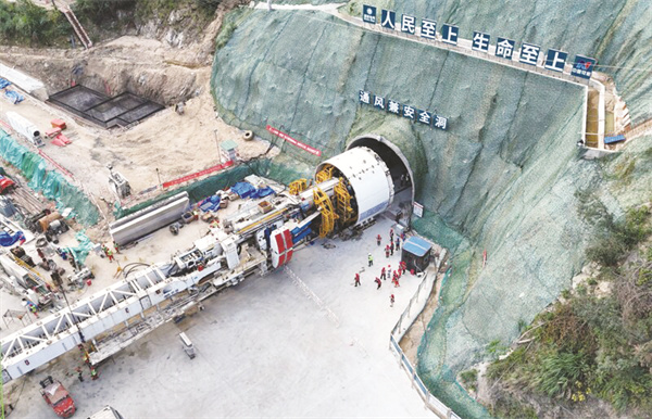 5-2 图3 TBM设备进洞.jpg