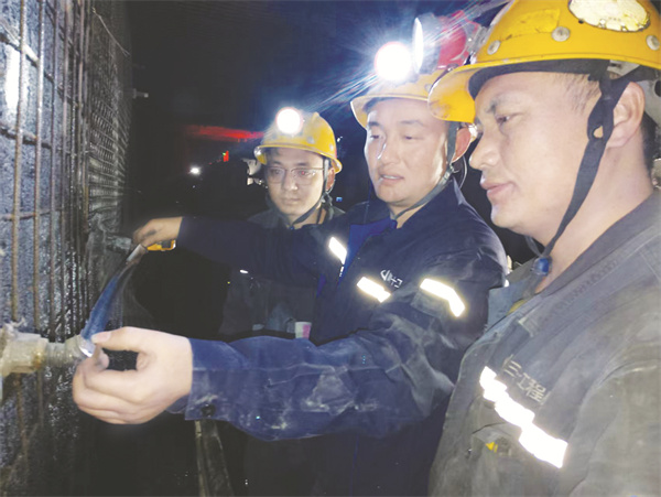 8-3 图4张红飞（中）严把标准.jpg