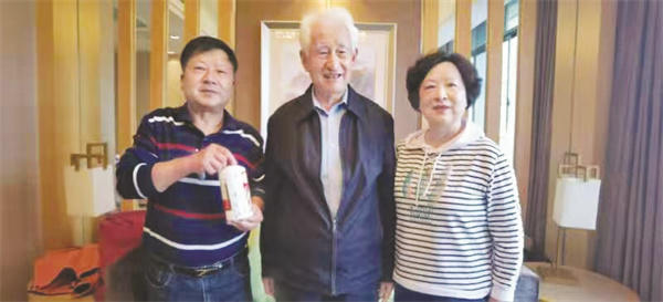 1765893175237228.jpg 8-2 1 1左为作者,中为季克良。.jpg