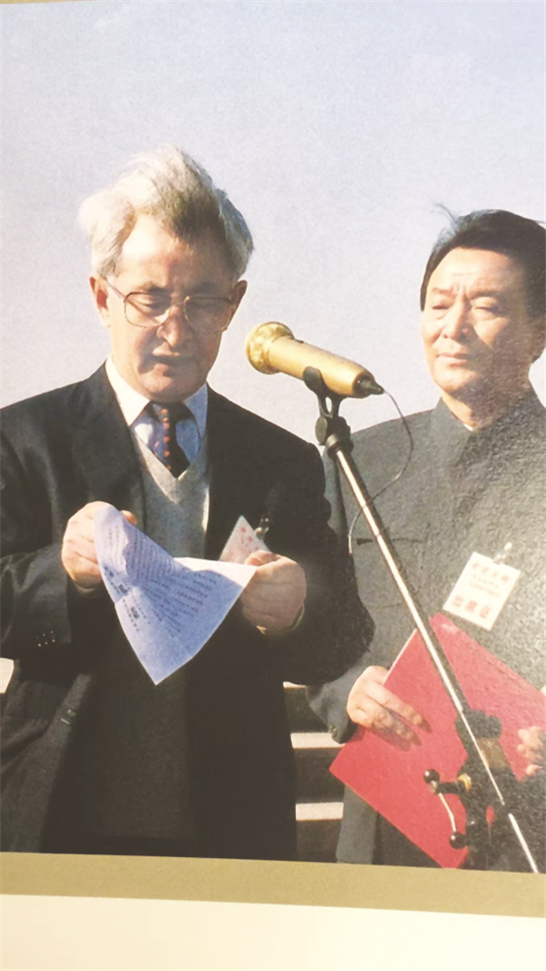 1765893197561625.jpg 8-3 1 2左为季克良。.jpg