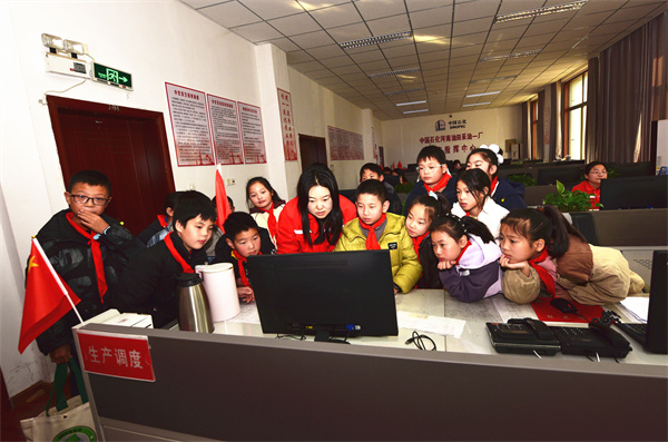 7图片新闻 走进油田 读懂“能源”.JPG