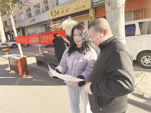 5-2 5宁晋县烟草专卖局开展“宪法宣传周.jpg