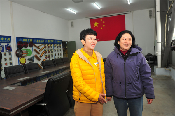 1766232256340774.jpg 图1惠锋董事长(左)与小蜜蜂董事长任海霞(右)亲密无间地参观惠锋产品陈列馆(1).jpg