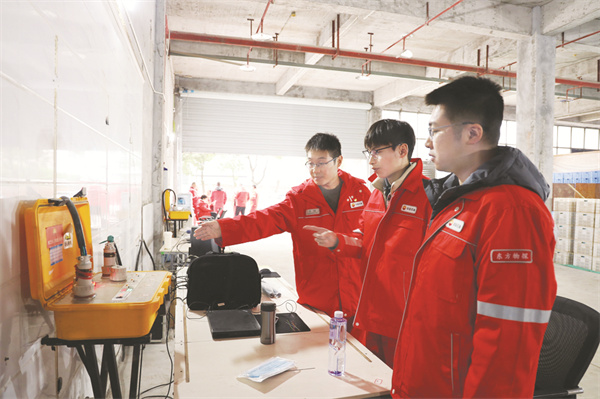 8-3 图3师傅给大学生讲解节点仪充电流程.jpg