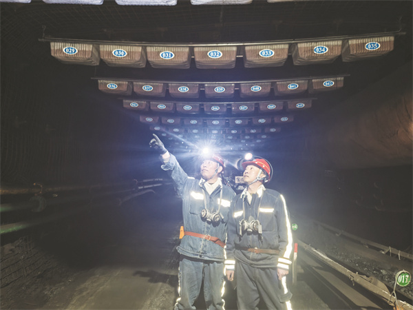 5-1 图2管理人员现场核算隔爆水袋的安装成本.jpg