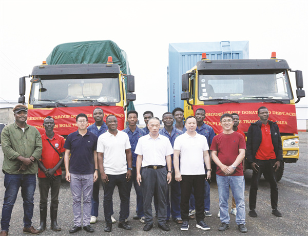 4-5 5 集团高层与援助队伍及援助物资合影留念.jpg