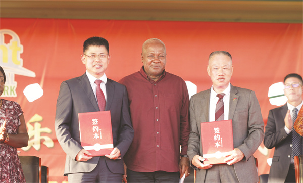 4-10 10 签约仪式上总统与郑祥明.jpg