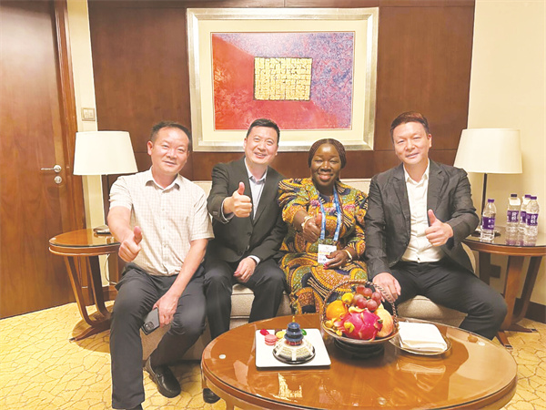 4-16 16 左起：许有龙、万守朋（天.jpg