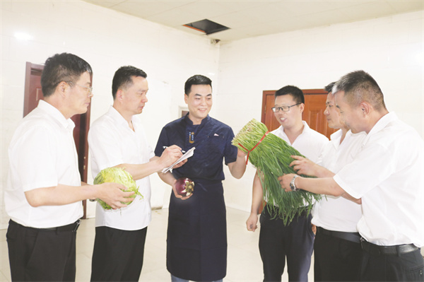 8-3 图4伙委会对食堂饭菜质量进行督查.jpg