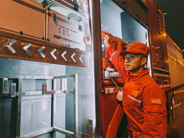 1768700555960338.jpg 2 张亮生操作排涝车.jpg