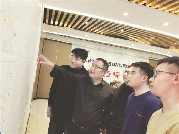 1768701615502627.jpg 5-2 图2 张猛矿长(左二)在高端.jpg