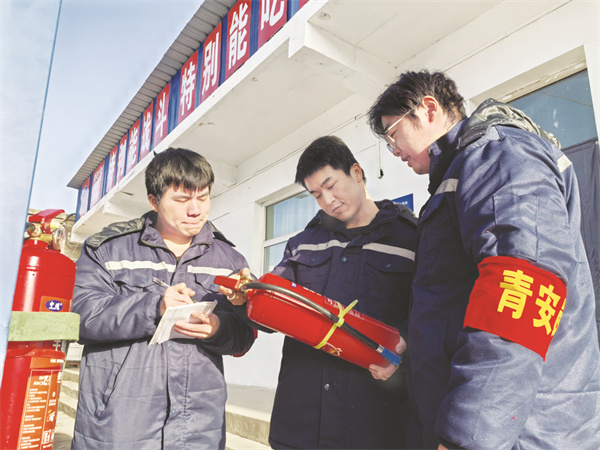 8-2 图2郭冉瑜（中）定期组织.jpg