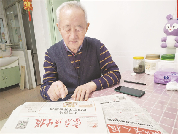 8-4 图6 88岁老人的读报乐.jpg