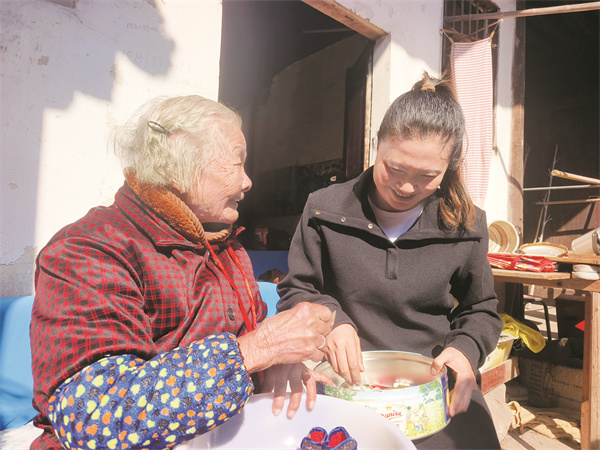 1-2 2 图（右）为郝翎辰走访尚阳村的手工艺老人。.jpg