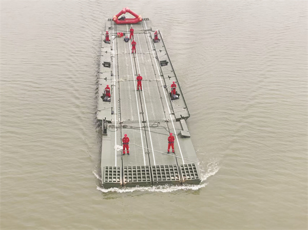 1769916237248428.jpg 8-1 图1动力舟桥训练.jpg