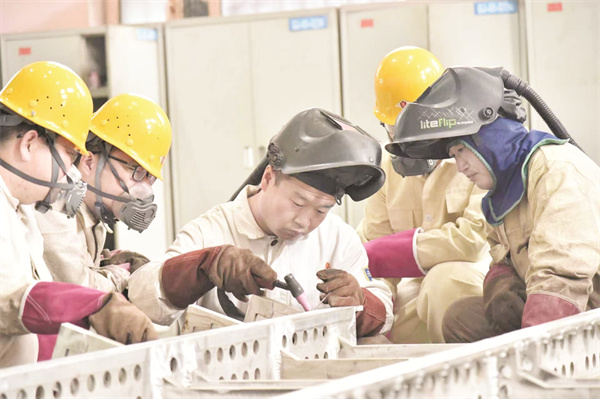 8-3 图3 王志勇为青年职工示范操作.jpg