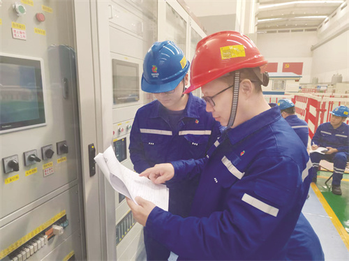 8-1 1必发 图为杨民到机组检修现场指导技术人员.jpg