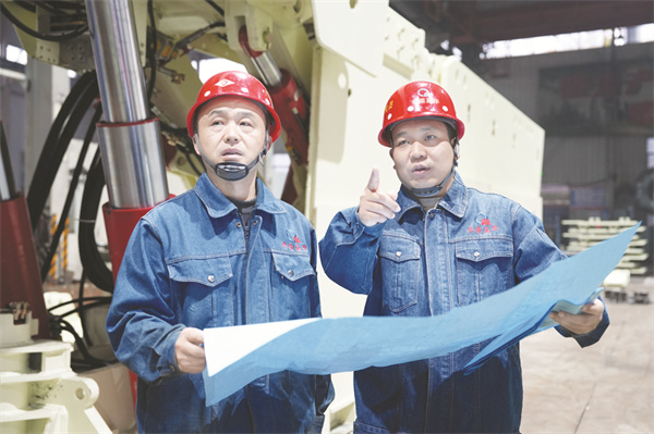 5-2 图4 安海洋（右）在车间.jpg