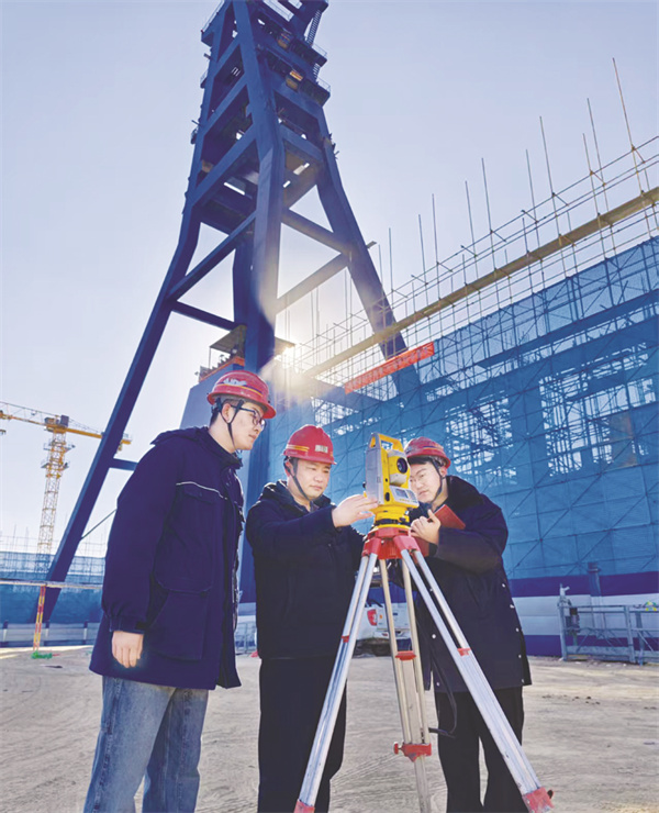 8-1 图1陈满义（中）和指导大学.jpg