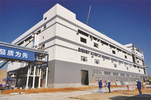 5-2 3山东能源8000吨高性能催化项目投产运营.jpg