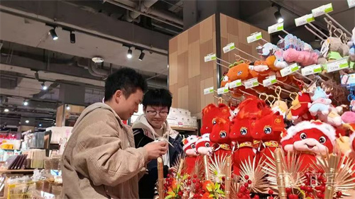 2图为宜宾市民正在挑选年货 周慧琳 摄.jpg