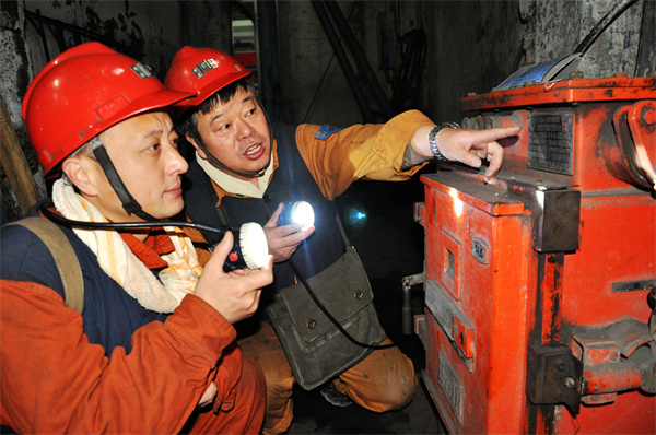 2朱仙庄矿安全检查人员正在排查机电设备隐患。——朱仙庄矿持续推进安全生产标准化管理体系建设.jpg