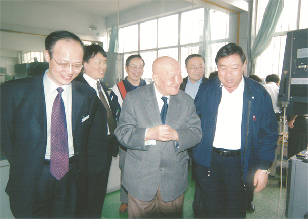 1-2 2 2、两院院士师昌绪（中间）来威.jpg