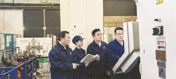 5-1 图1技术人员与操作.jpg