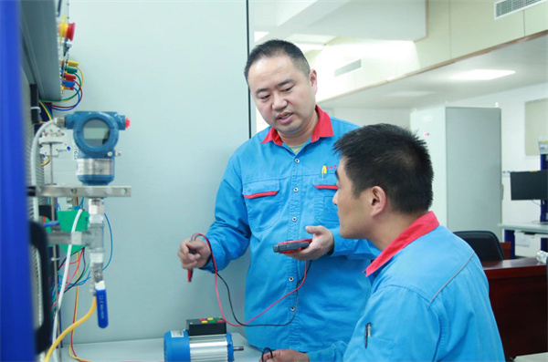 4 图为临涣焦化公司技能大师杨庆（左一）正在与工作室人员现场技术交流。.jpg