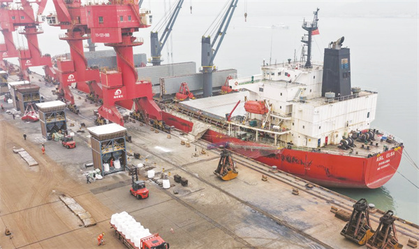 5-4 图7江苏连云港：转运化肥保春耕.jpg