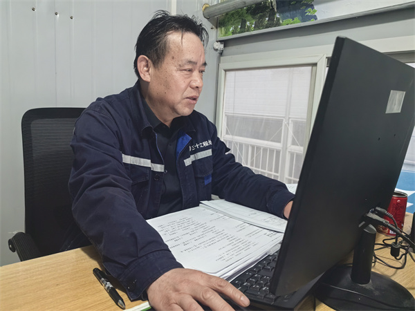 1772932117826957.jpg 图2王永强在电脑上核对职工考试成绩.jpg