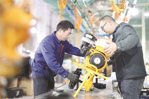 5-2 3图片新闻 重庆农机企业生产忙.jpg