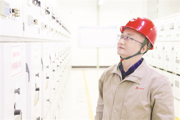 5-2 图2孙彥亮正在现场检查设备运行情况.jpg