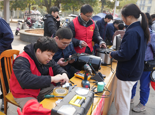 2 江南工业集团开展“建美好江南”系列学雷锋活动.JPG