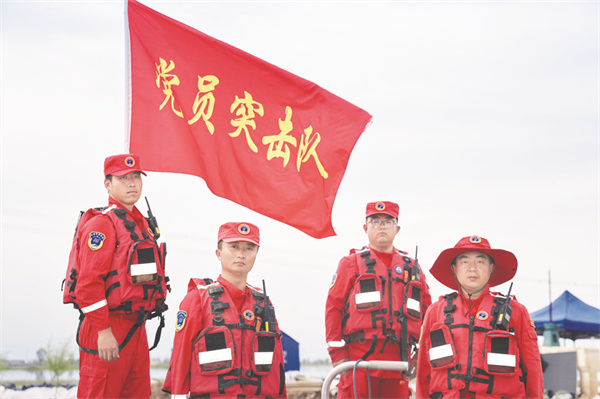 4-2 2 毛运祥（左二）带领的党员突击队.jpg