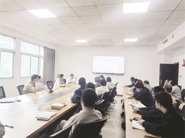 4-3 4 图为该厂精益月度例会会场。.jpg