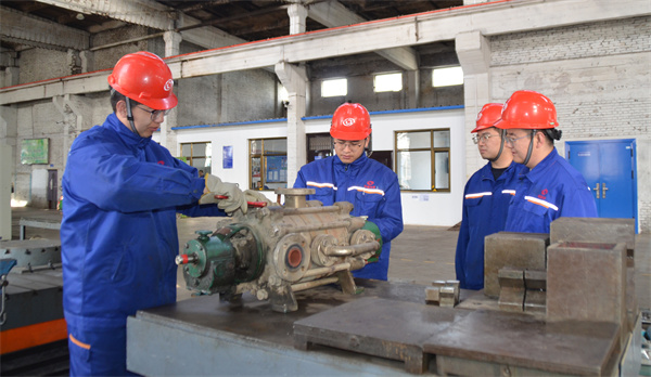 2银光集团专项工作小组人员在运维中心督导检查设备检维修情况。 谭顺兰摄.JPG