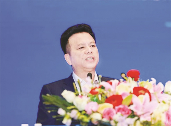 4-4 5 海龙阁董事长戴国荣在论坛上发表致辞.jpg