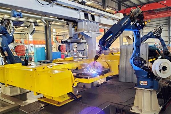 1图为博选公司智能机器人在焊接筛板。.jpg