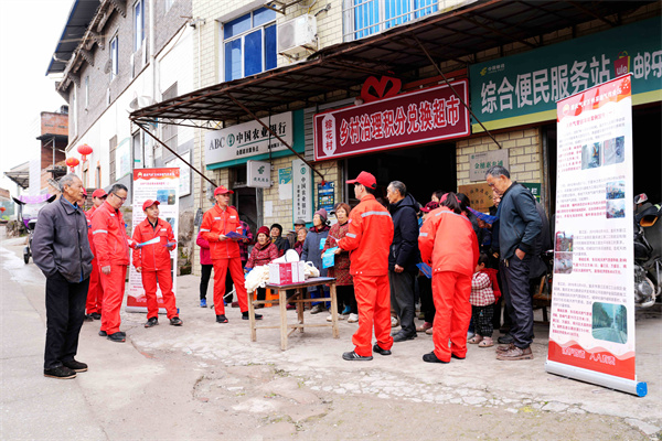 3宣讲人员为村民进行集中讲解。——院坝摆起“龙门阵” 春耕护好“能源脉”.jpg