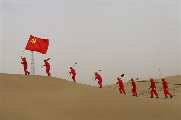 1774771560271936.jpg 1 沙雅分部党支部高举党旗.JPG