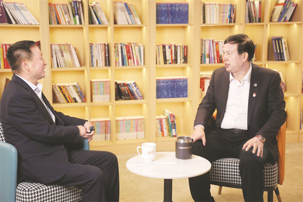 1-1 1 图为本报记者与姚红超（右）.jpg