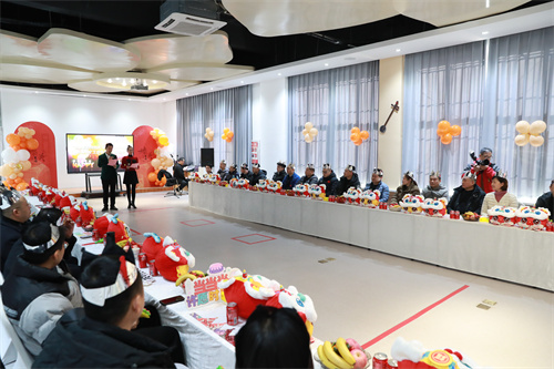 1774962910543904.jpg 3 东滩煤矿为职工过集体生日.JPG