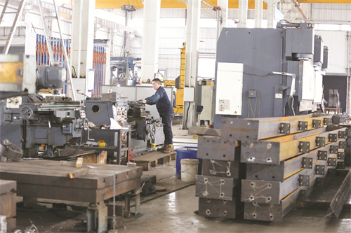 5-3 7（图片新闻说明）成发造纸机.jpg